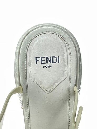 37 Beden beyaz Renk Fendi Sandalet %70 İndirimli.