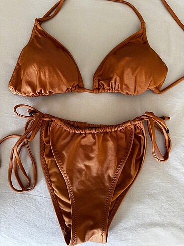 Kadin üçgen bikini.