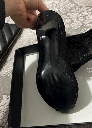 Dantel Detaylı Siyah Yılan Desenli Topuklu Ayakkabı - Görsel 4