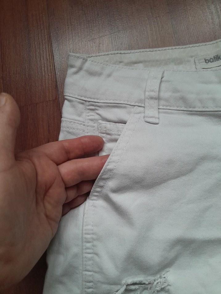 Bej Düğmeli Kadın Mini Şort - Görsel 3