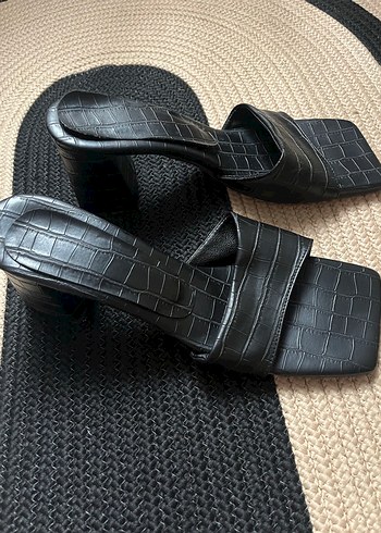 Kare Burunlu Siyah Kadın Topuklu Terlik