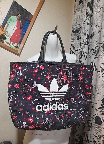 Adidas canta