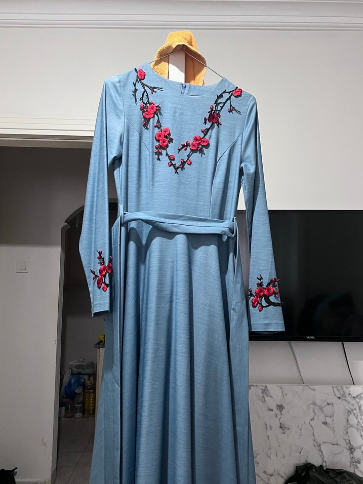 Uzun Kollu Mavi Nakışlı Bohem Elbise - Görsel 2