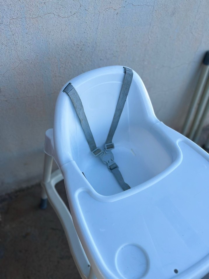 Beyaz ve Gri Bebek Mama Sandalyesi - Görsel 2