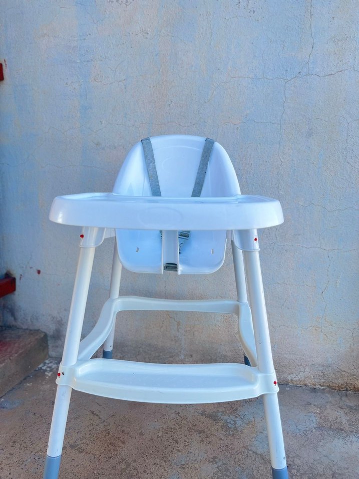 Beyaz ve Gri Bebek Mama Sandalyesi - Görsel 4