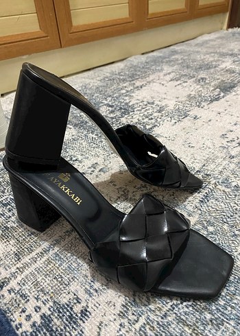 Kadın Siyah Yılan Desenli Topuklu Terlik - Görsel 2