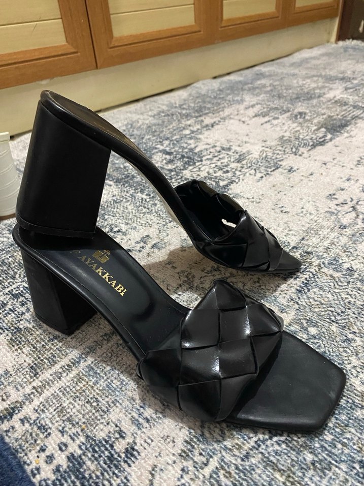 Kadın Siyah Yılan Desenli Topuklu Terlik - Görsel 2