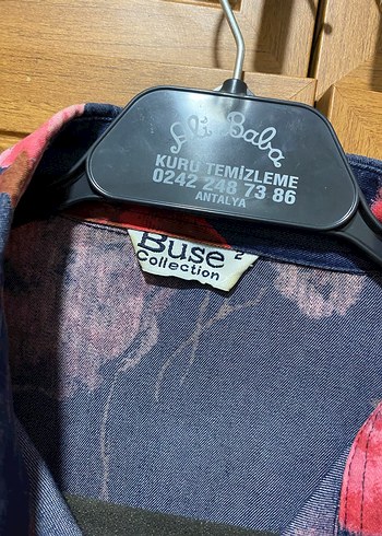 Pembe Çiçek Desenli Düğmeli Kadın Denim Gömlek - Görsel 4