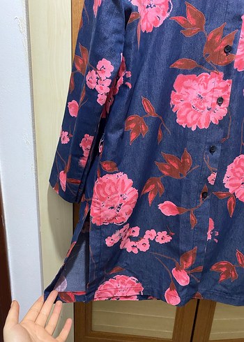 Pembe Çiçek Desenli Düğmeli Kadın Denim Gömlek - Görsel 2