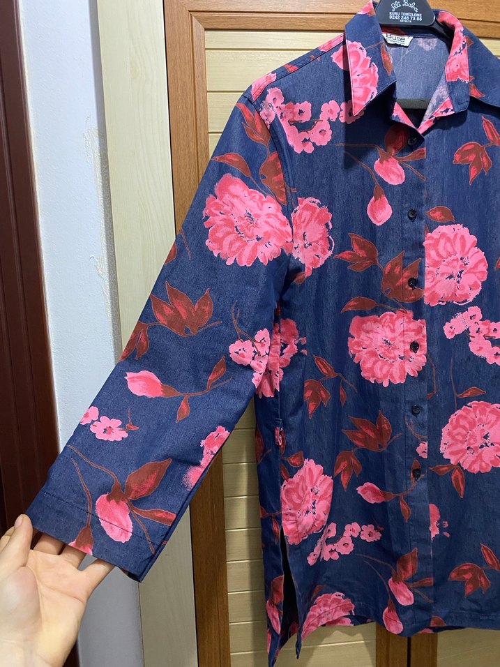 Pembe Çiçek Desenli Düğmeli Kadın Denim Gömlek - Görsel 3