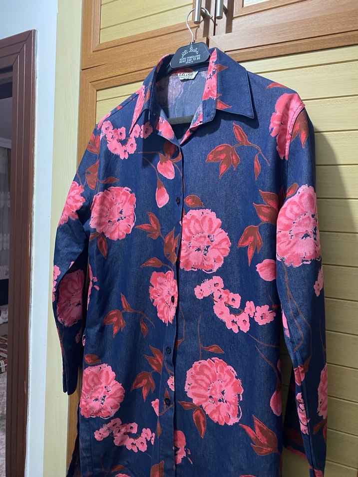 Pembe Çiçek Desenli Düğmeli Kadın Denim Gömlek - Görsel 5