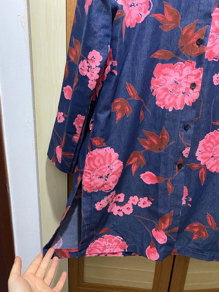 Pembe Çiçek Desenli Düğmeli Kadın Denim Gömlek - Görsel 2