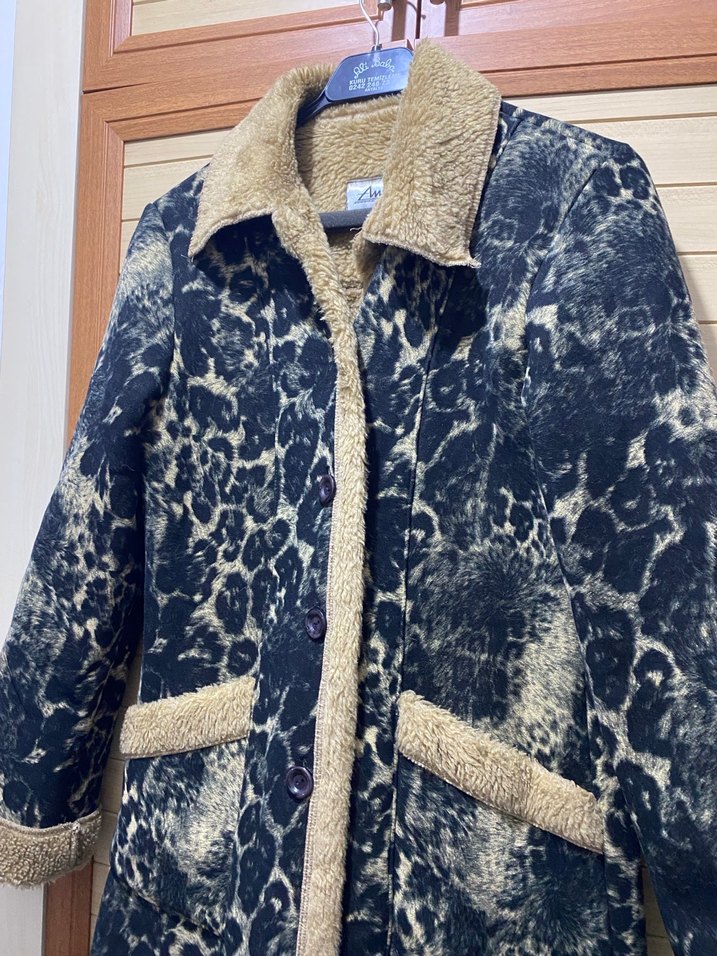 Kahverengi Yılan Desenli Uzun Kadın Kaban - Görsel 4