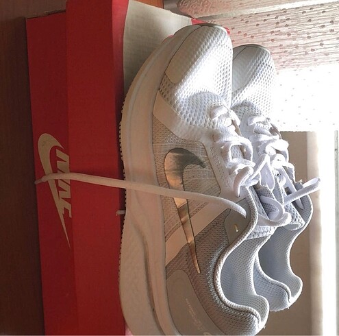38 Beden beyaz Renk Nike orjinal beyaz spor ayakkabı bir iki kez kullanıldı