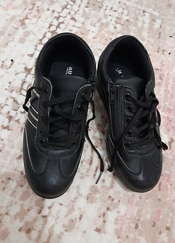 37 Beden siyah Renk Spor ayakkabi. Marka temsilidir