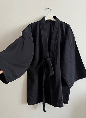 Siyah bağlamalı kimono