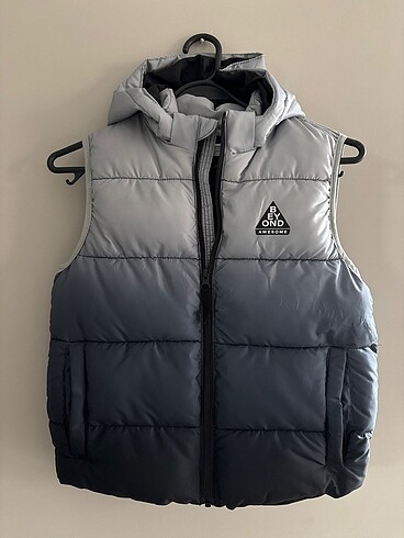H&M 8 yaş kapşonlu gri yelek