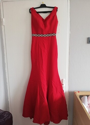 Kırmızı abiye kına elbisesi olarak da kullanılır 