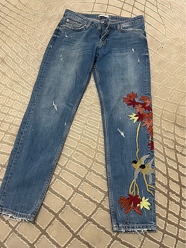 Zara pantolon dar geldiği için satıyorum