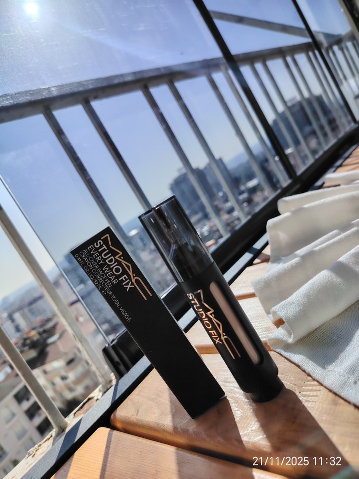 MAC Studio Fix Siyah Maskara - Görsel 2
