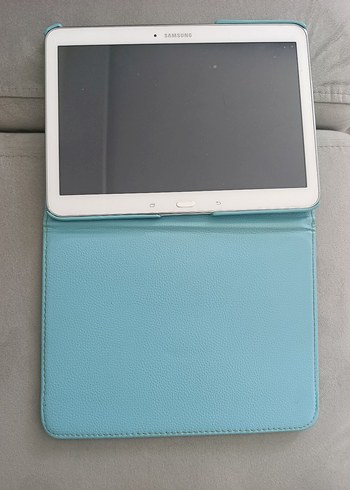 Beyaz Samsung Tablet ve Mavi Kılıf