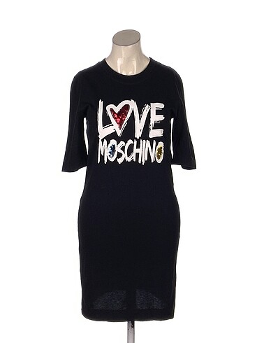 Love Moschino T-shirt %70 İndirimli.