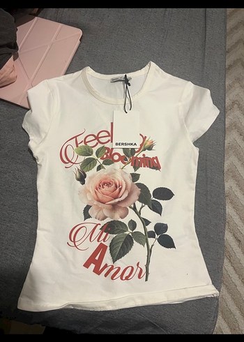 Bershka Ekru Cicekli Kisa Kollu Tisort