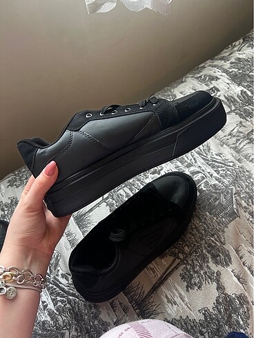 41 Beden siyah Renk SİYAH PRADA 41 NUMARA YENİ