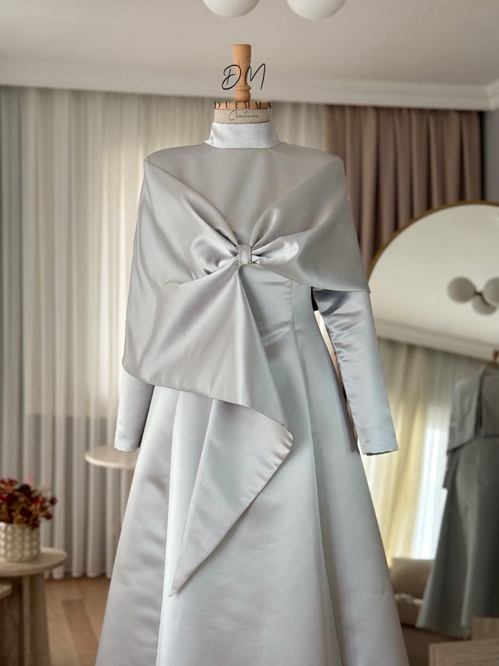 Gri Yüksek Yakalı Uzun Kollu Drape Detaylı Nişan Elbisesi - Görsel 4