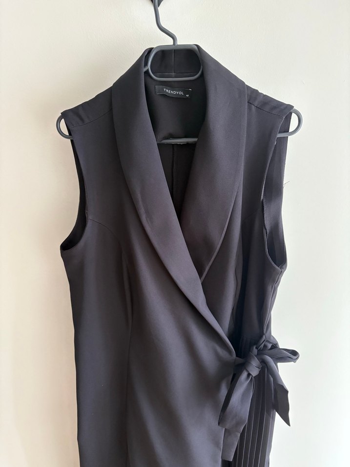 Pilise Detaylı Siyah Uzun Kadın Yelek Elbise - Görsel 2