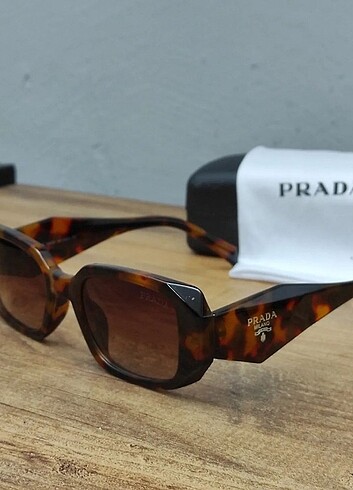 Kadın güneş gözlüğü Prada