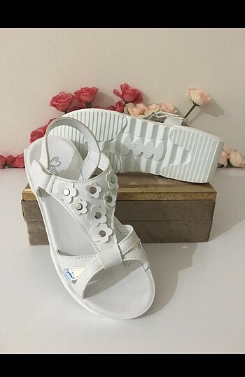33 Beden beyaz Renk Seventeen 33 Çocuk Sandalet