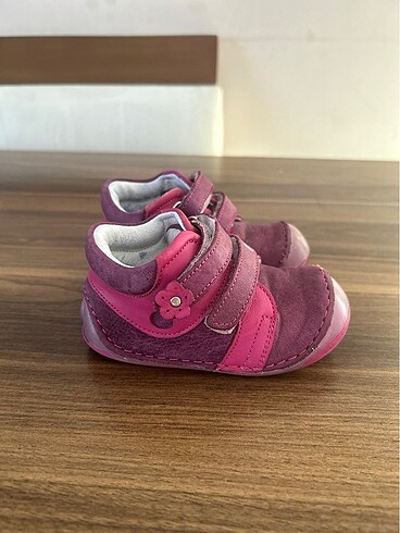 Anatomic baby shoes