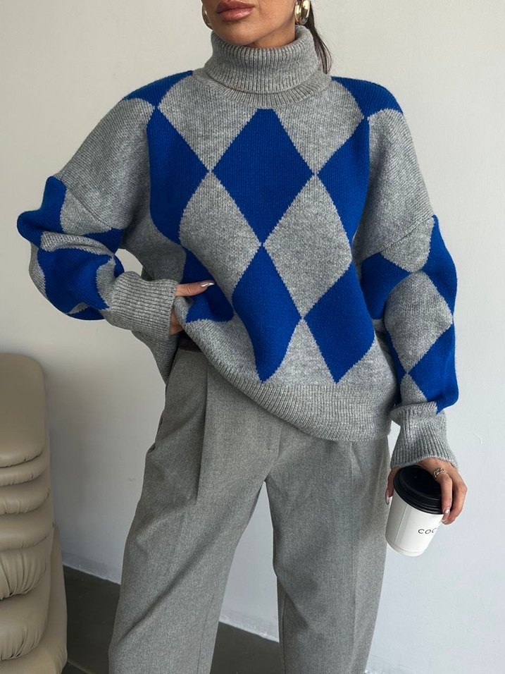 Gri ve Mavi Kareli Boğazlı Kadın Kazak - Görsel 2