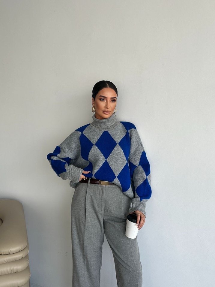 Gri ve Mavi Kareli Boğazlı Kadın Kazak - Görsel 3