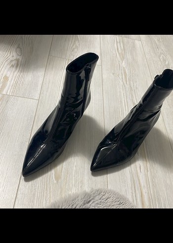 Siyah Parlak Yılan Desenli İnce Topuklu Bot - Görsel 3