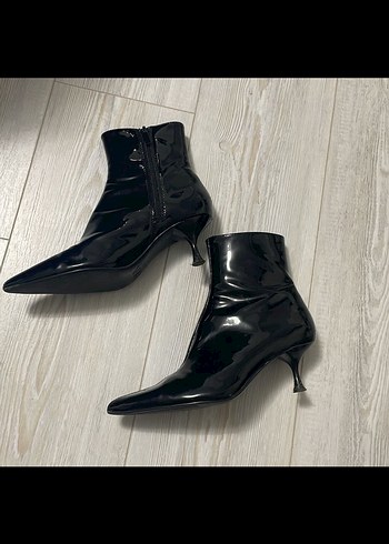 Siyah Parlak Yılan Desenli İnce Topuklu Bot - Görsel 2