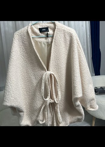 Beyaz Örgü Detaylı Kısa Kadın Kaban - Görsel 3