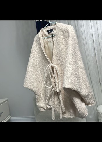 Beyaz Örgü Detaylı Kısa Kadın Kaban - Görsel 2