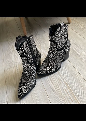 Pul İşlemeli Siyah Deri Kadın Bot - Görsel 2