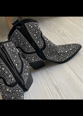 Pul İşlemeli Siyah Deri Kadın Bot - Görsel 3