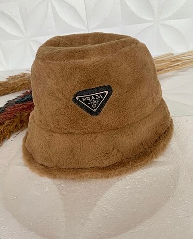 PRADA ŞAPKA