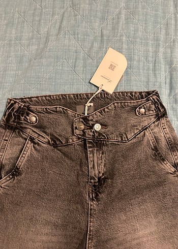 Gri Kemerli Kadın Mini Denim Pantolon - Görsel 9