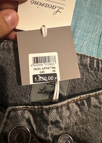 Gri Kemerli Kadın Mini Denim Pantolon - Görsel 10