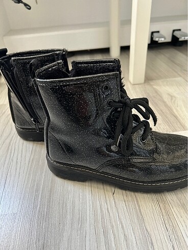 33 Beden siyah Renk Waikiki kız çocuk bot