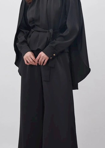 Siyah Uzun Kollu arkası pelerinli takım - Görsel 2