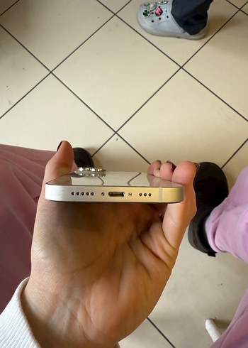 Beyaz iPhone 13 - Görsel 2
