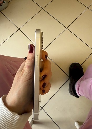 Beyaz iPhone 13 - Görsel 3