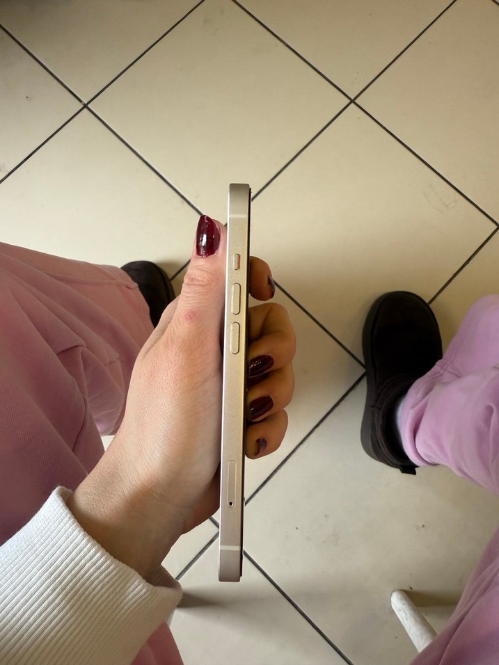 Beyaz iPhone 13 - Görsel 4