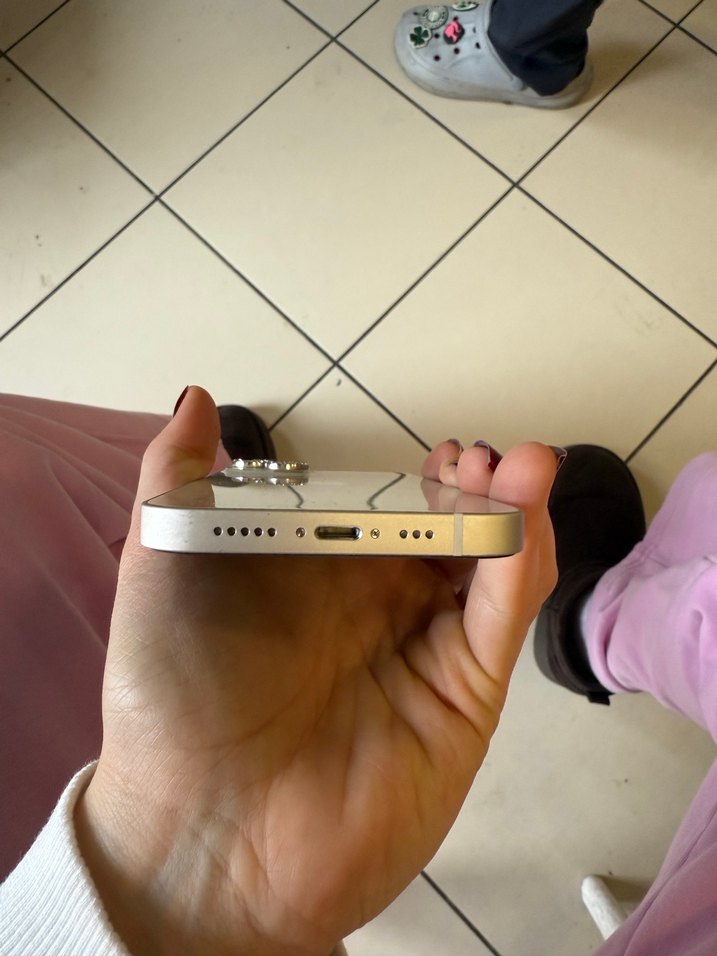 Beyaz iPhone 13 - Görsel 2